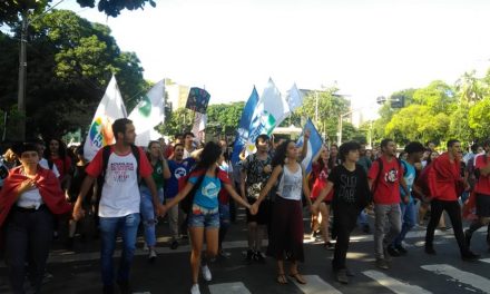 Estudantes protestam contra aumento da tarifa de ônibus e restrição do passe livre, em Goiânia