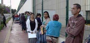 Feirão do Emprego com mais de 2 mil vagas de trabalho provoca fila quilométrica em Goiás