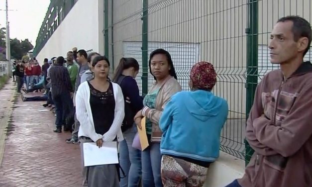 Feirão do Emprego com mais de 2 mil vagas de trabalho provoca fila quilométrica em Goiás