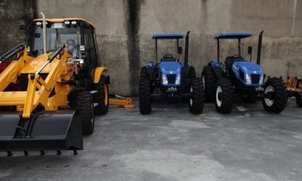 Prefeitura de Aparecida entrega máquinas para auxiliar pequenos agricultores