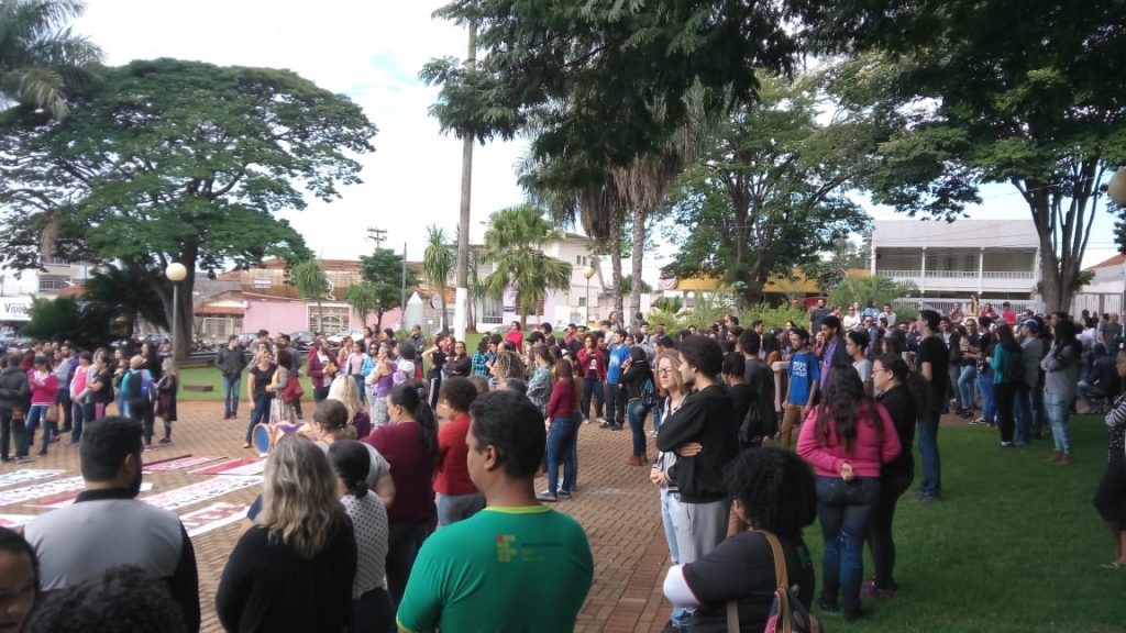 Em Goiás, trabalhadores da educação e estudantes fazem protesto