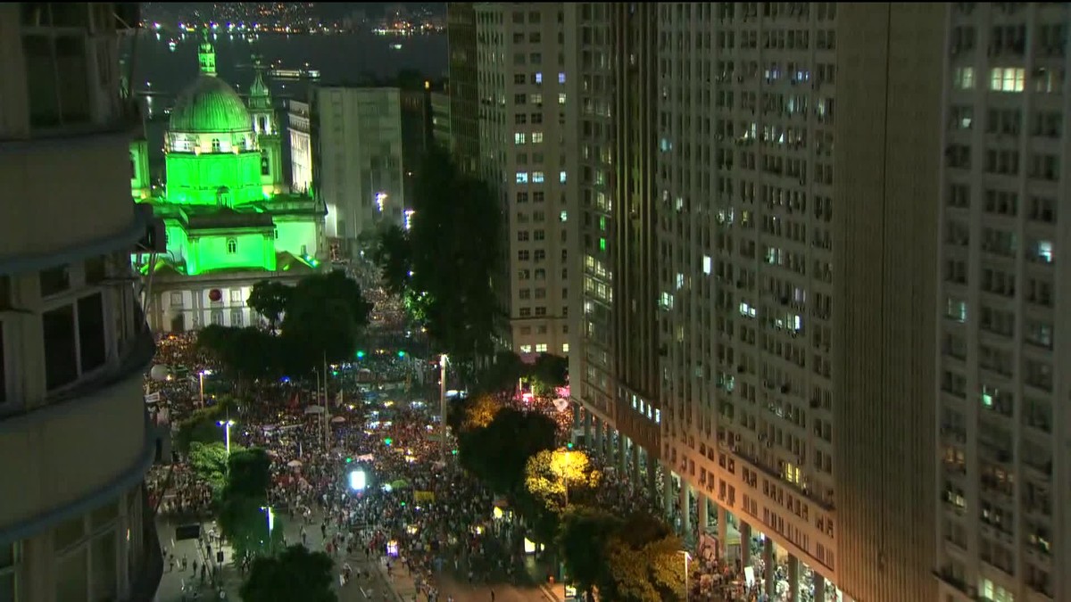 Cidades brasileiras registram atos em defesa da educação