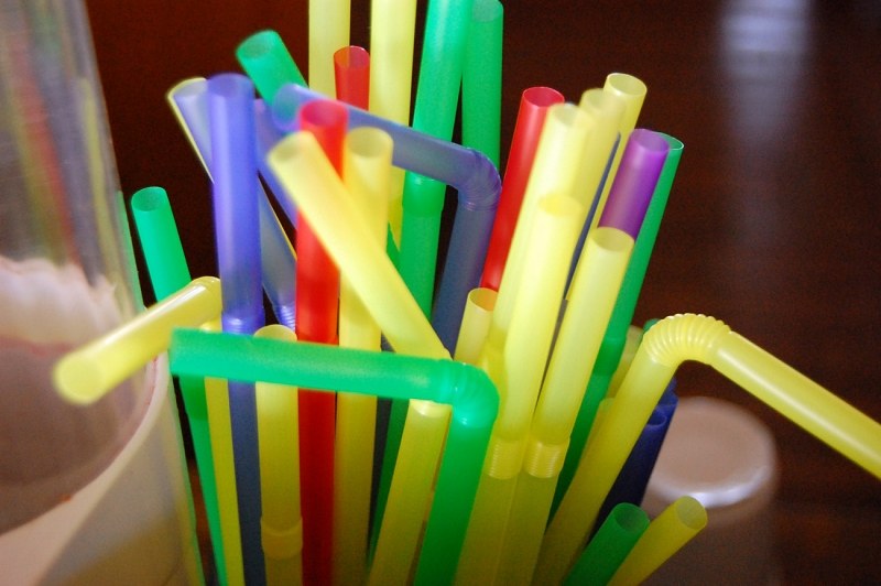 Emenda amplia para 2 anos prazo para fim do uso de canudos de plástico em Goiânia