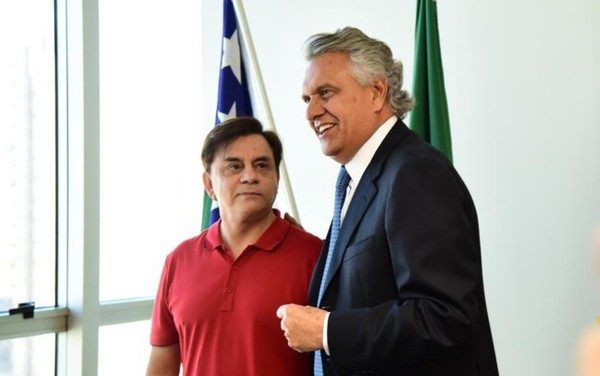 Chitãozinho é nomeado ‘Embaixador do Araguaia’ por Caiado, apesar de responder a processo por danos ambientais à região do rio