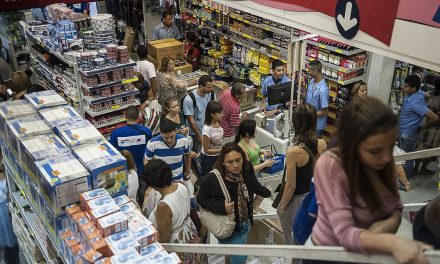 Percentual de famílias brasileiras endividadas cresce no país, diz CNC