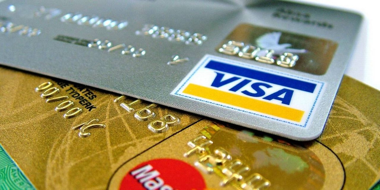 Juros do rotativo do cartão de crédito cai para 298,6% ao ano em abril