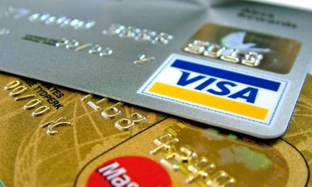 Juros do rotativo do cartão de crédito cai para 298,6% ao ano em abril