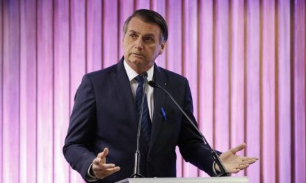 Bolsonaro diz que exagerou ao chamar alunos de ‘idiotas úteis’