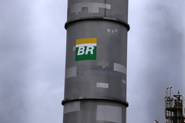 Petrobras reduz preço da gasolina na refinaria em 4,4%