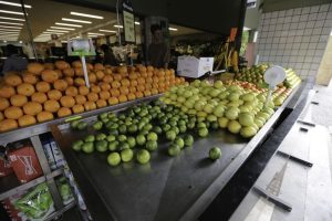 UFG cria técnica que identifica uso de agrotóxicos em frutas