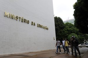 MEC mantém bloqueio de R$ 5,8 bilhões após revisão orçamentária