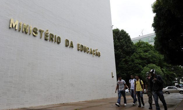MEC mantém bloqueio de R$ 5,8 bilhões após revisão orçamentária