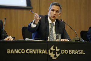BC estuda liberar conta em dólar para brasileiros