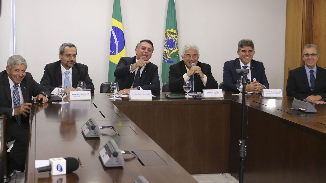 Bolsonaro faz videoconferência com escola do interior de Goiás