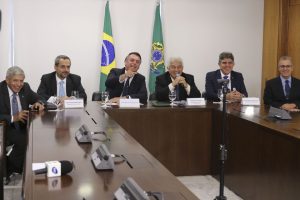 Bolsonaro faz videoconferência com escola do interior de Goiás