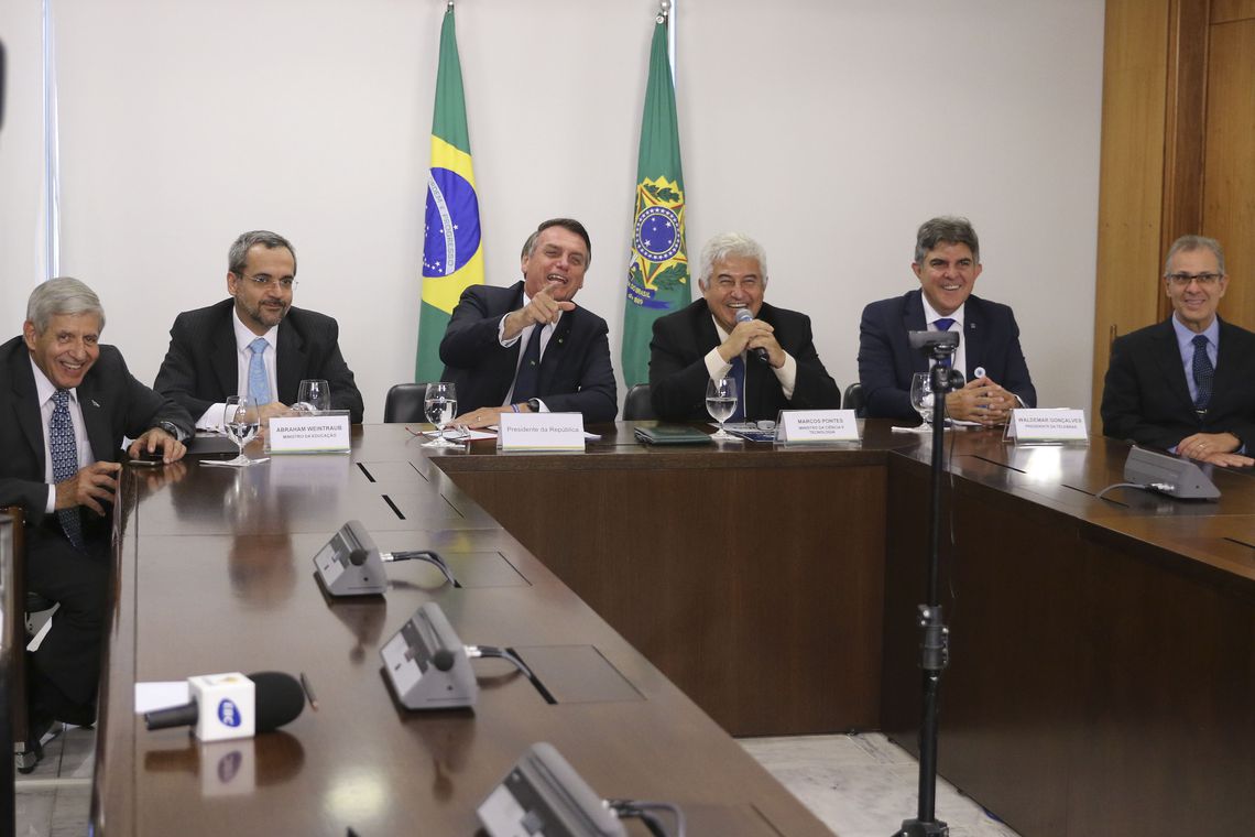 Bolsonaro faz videoconferência com escola do interior de Goiás Bolsonaro faz videoconferência com escola do interior de Goiás
