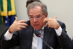 Guedes diz que concursos públicos serão suspensos nos próximos anos