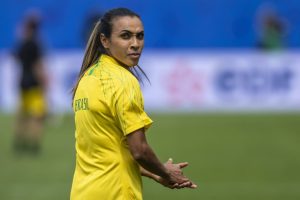 Marta treina com seleção e pode entrar em campo contra Austrália