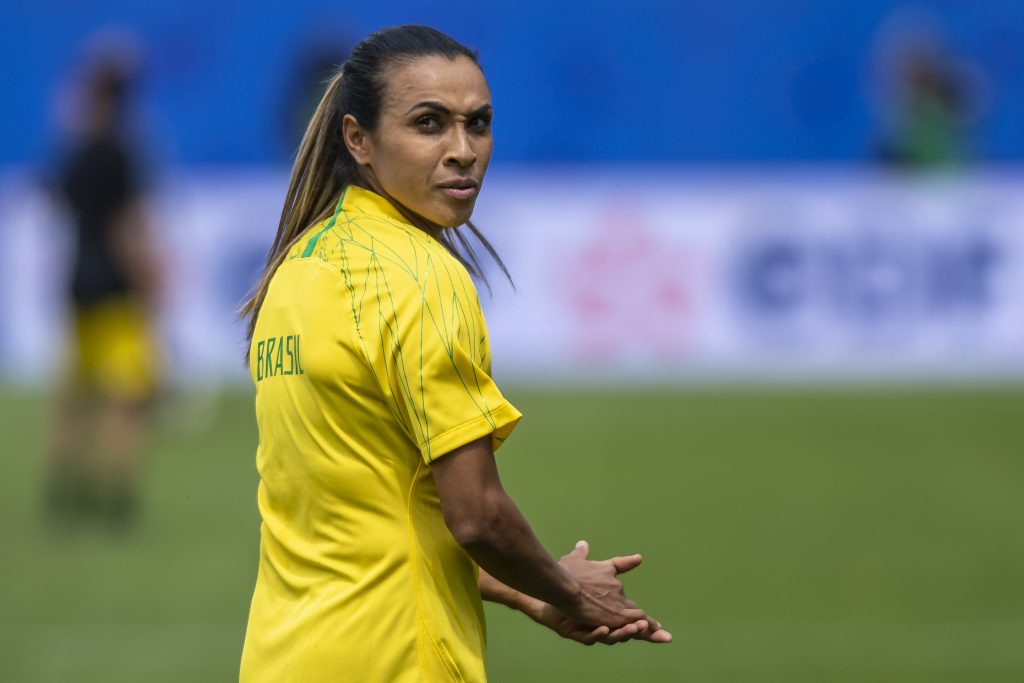 Marta treina com seleção e pode entrar em campo contra Austrália