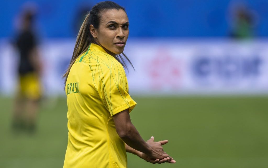 Marta treina com seleção e pode entrar em campo contra Austrália