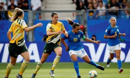 Austrália vence de virada após gol contra do Brasil