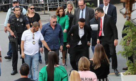 Neymar depõe em delegacia de São Paulo