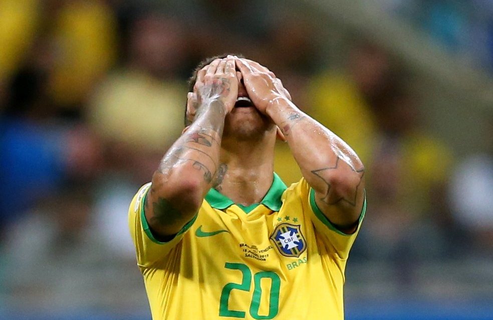 Primeiro anfitrião a perder pontos para Venezuela, Brasil escreve marcas indigestas com empate