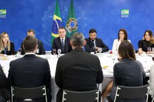 Bolsonaro diz que vai demitir presidente dos Correios