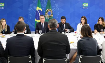 Bolsonaro diz que vai demitir presidente dos Correios