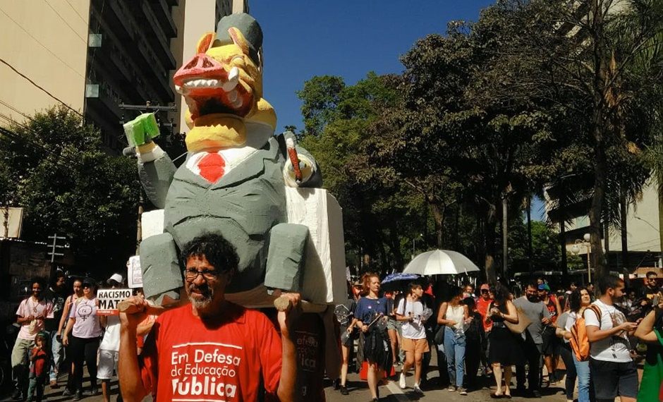 Em Goiânia, ato contra medidas do governo federal reúne 25 mil pessoas, segundo organização