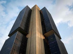 Taxa de juros deve continuar a subir, diz ata do Copom