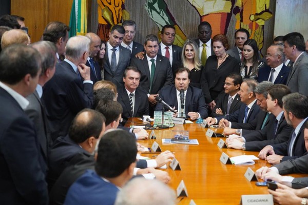Bolsonaro entrega à Câmara projeto que muda regras da CNH