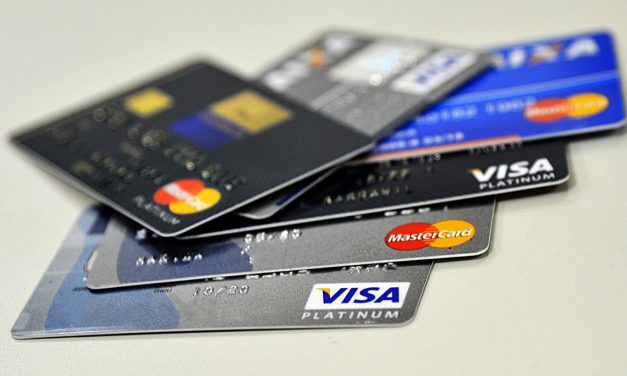 Juros do rotativo do cartão de crédito subiram para 299,8% ao ano