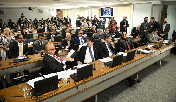 CCJ do Senado aprova relatório que pede a suspensão do decreto de Bolsonaro sobre armas