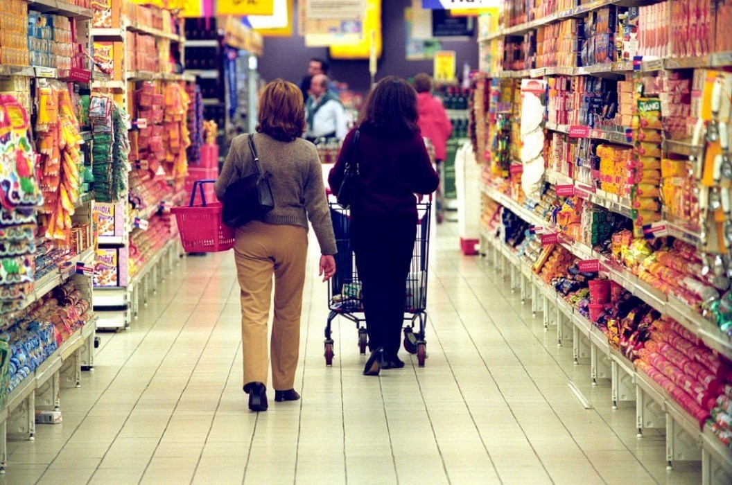 Intenção de consumo das famílias recua pelo quarto mês, diz CNC