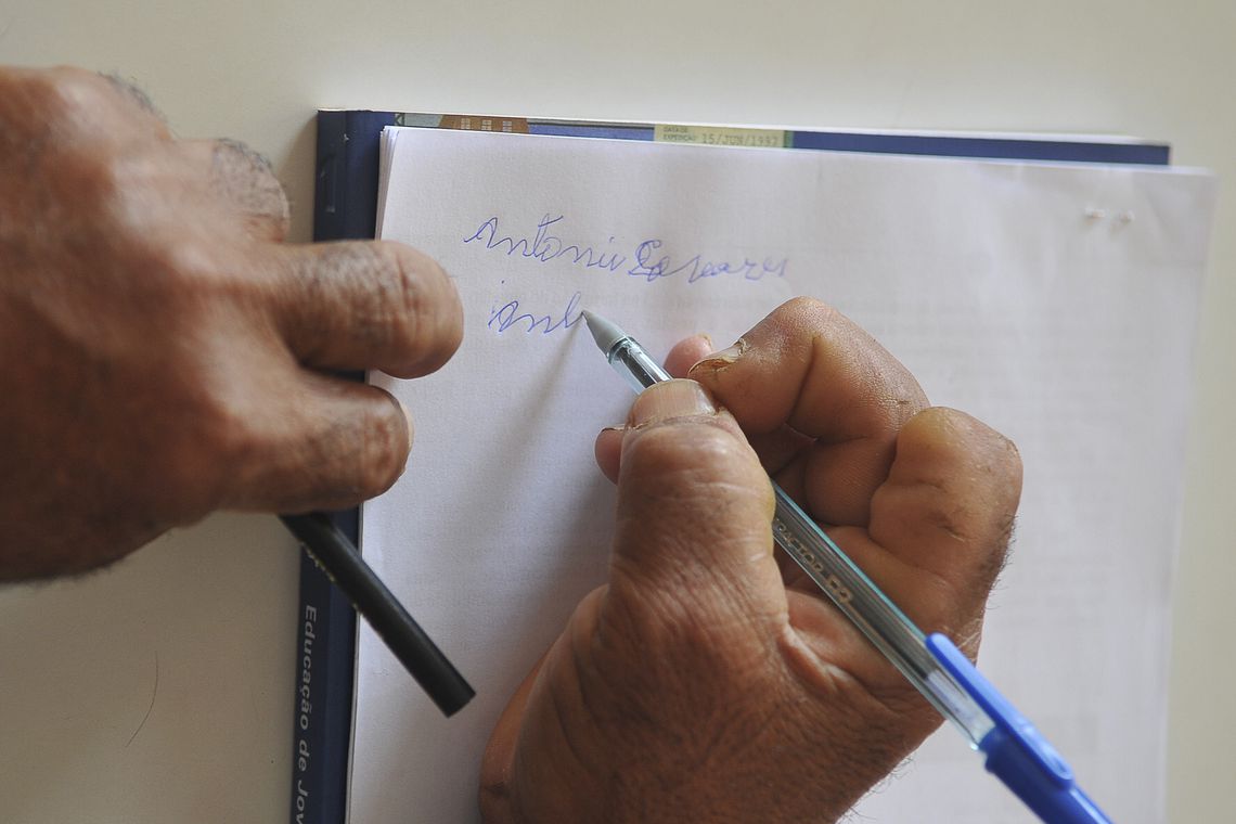 Analfabetismo no Brasil cai entre 2016 e 2018 de 7,2% para 6,8% Analfabetismo no Brasil cai entre 2016 e 2018 de 7,2% para 6,8%