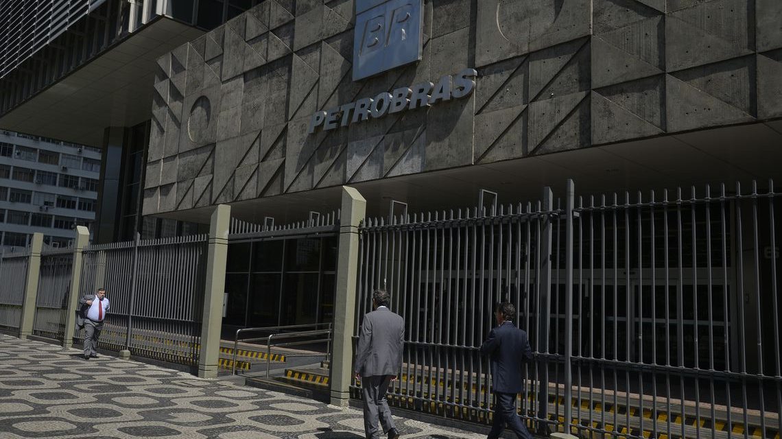 Petrobras vai rever periodicidade de reajustes de diesel e gasolina