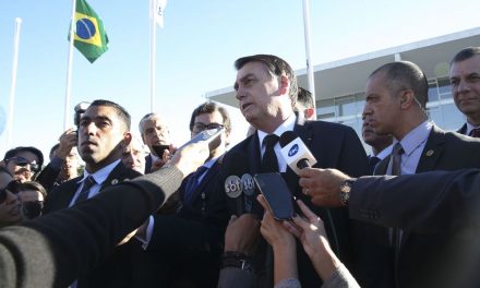 ‘Se quer levar mais de 10 quilos, pague, sem problema nenhum’, diz Bolsonaro sobre fim do despacho gratuito
