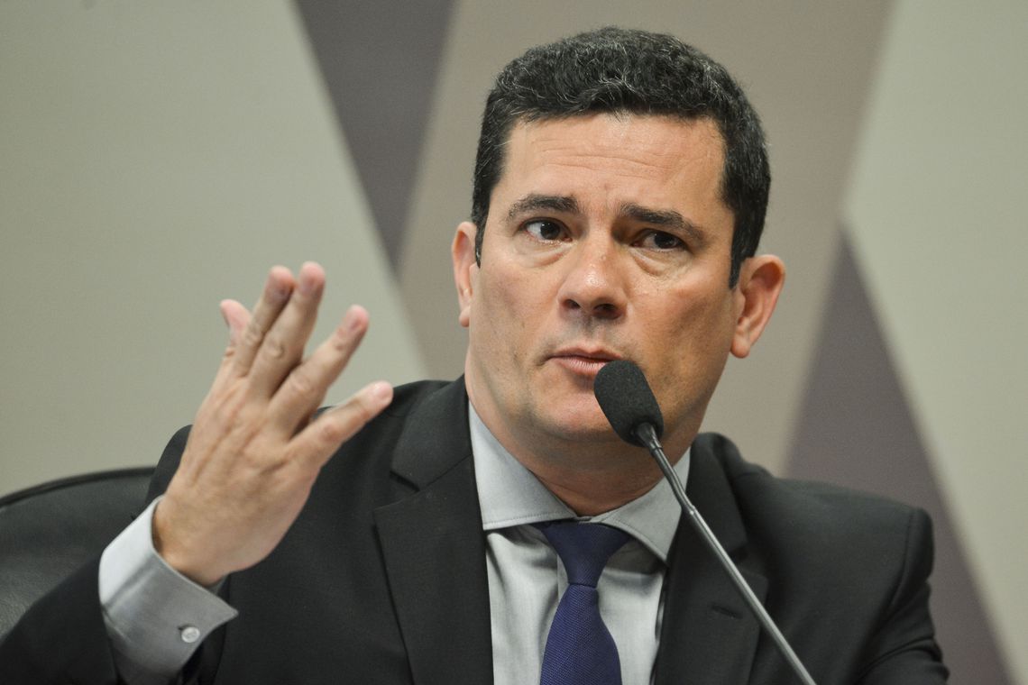 Sérgio Moro adia ida à Câmara para falar sobre troca de mensagens