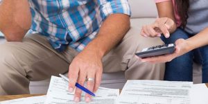 Total de famílias endividadas subiu para 63,4% em maio, diz CNC