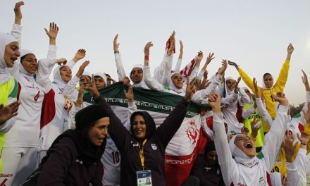Fifa pressiona Irã para permitir mulheres em estádios de futebol
