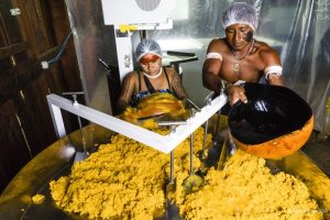 Índios brasileiros ganham prêmio da ONU por produção de óleo de pequi em aldeia