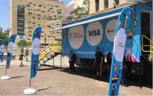 Caminhão da Serasa chega a Goiânia oferecendo serviços de graça e educação financeira