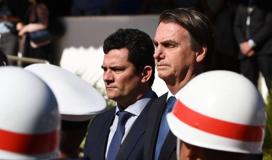Após vazamento de conversas, Bolsonaro usará celular da Abin
