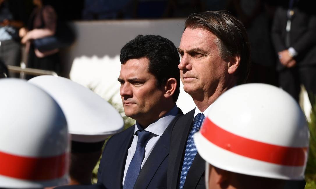 Após vazamento de conversas, Bolsonaro usará celular da Abin Após vazamento de conversas, Bolsonaro usará celular da Abin