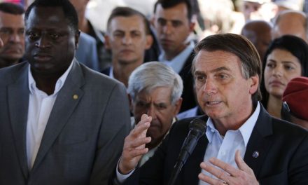 Bolsonaro defende redução da carga tributária