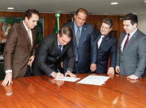 Bolsonaro assina lei que cria a Universidade Federal do Norte do Tocantins