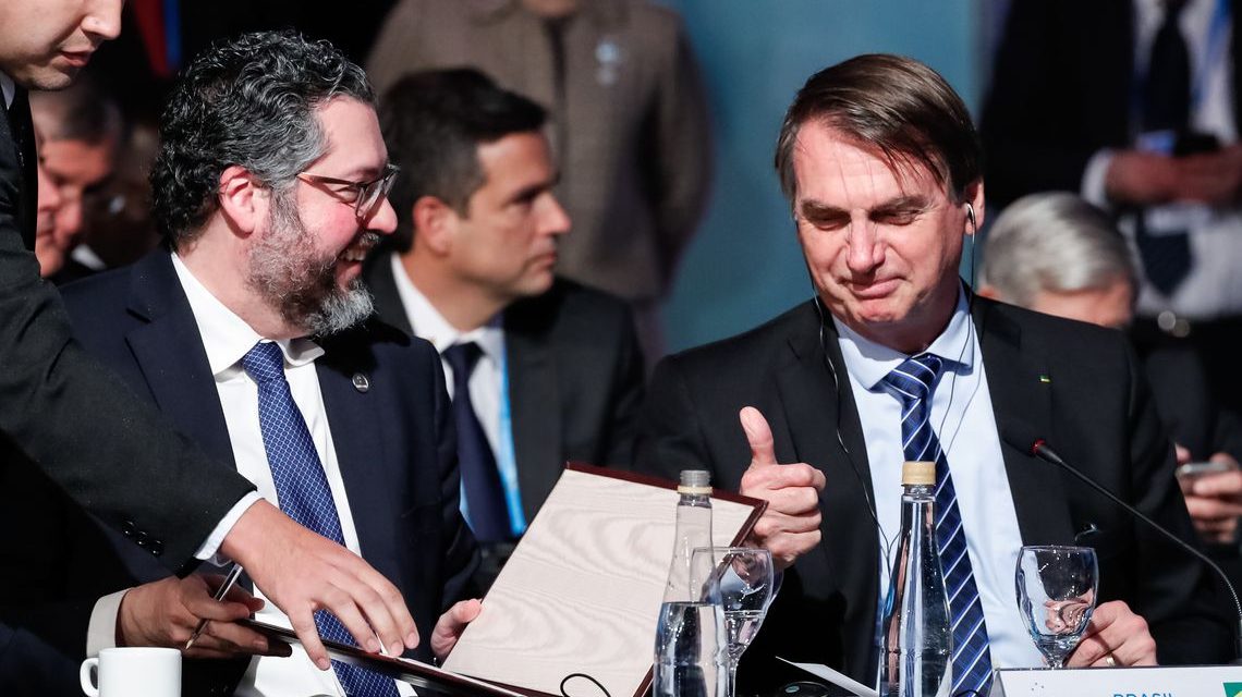 Governo quer reduzir alíquota do IR para máximo de 25%, diz Bolsonaro