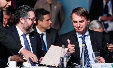 Governo quer reduzir alíquota do IR para máximo de 25%, diz Bolsonaro