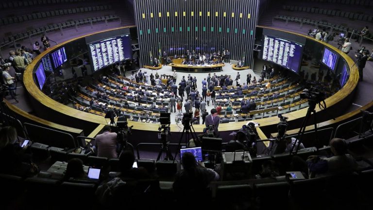 Câmara aprova regras especiais de aposentadoria de policiais da União Câmara aprova regras especiais de aposentadoria de policiais da União